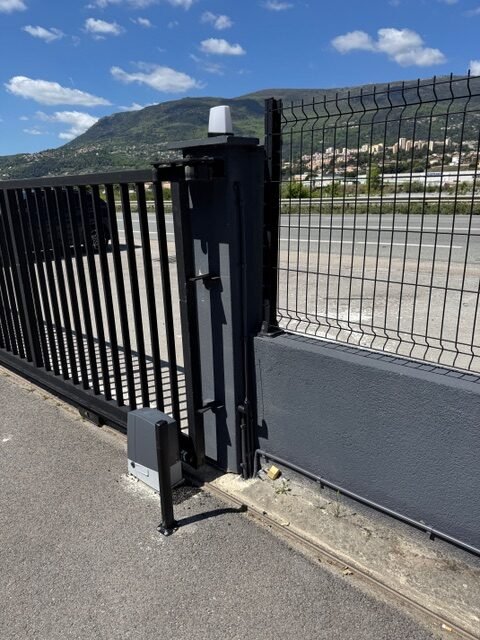 Portail motorisé installé par GMD Électricité à Nice