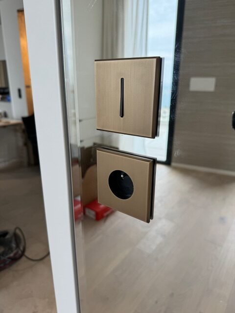 Prise électrique haut de gamme installée par GMD Électricité à Nice